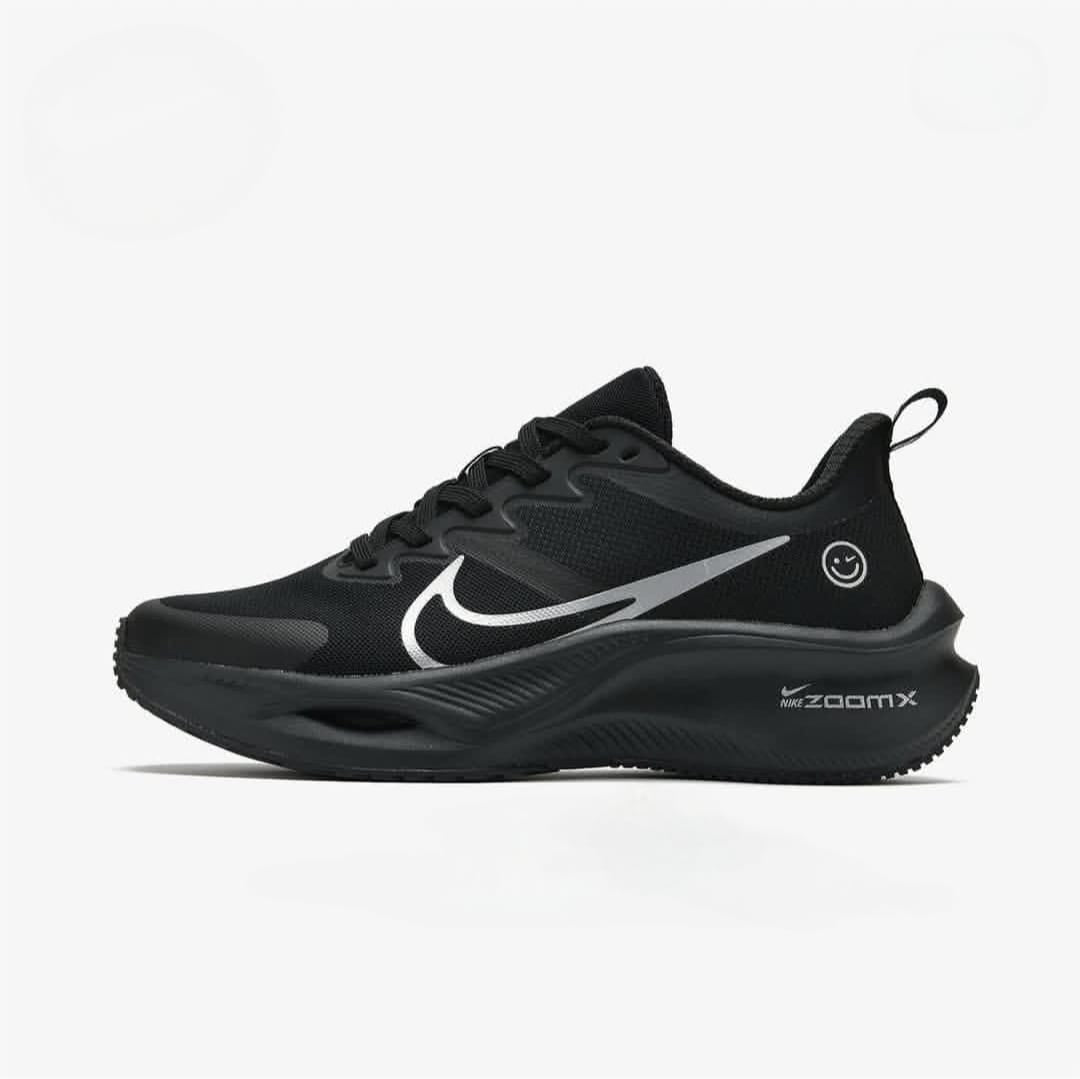 Nike sneakers black