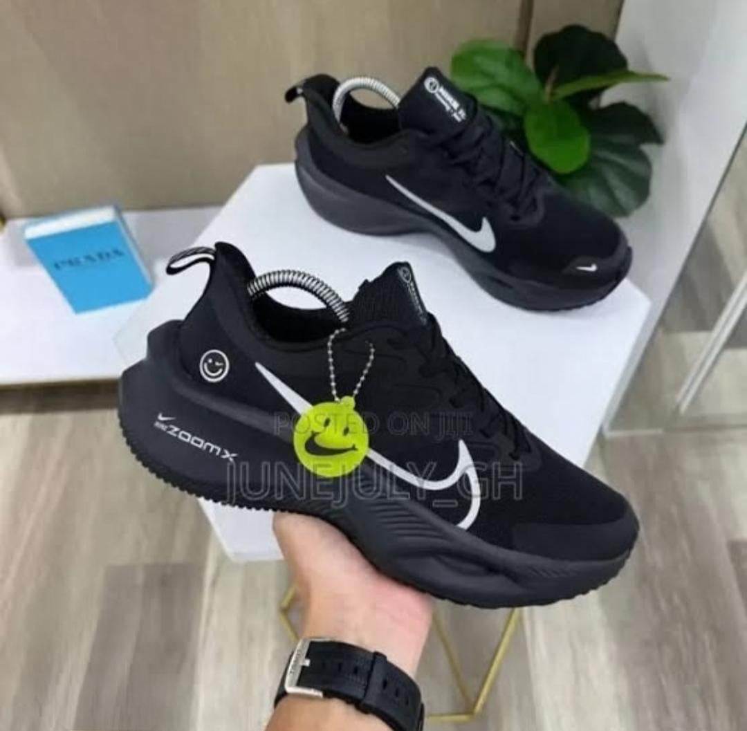 Nike sneakers black