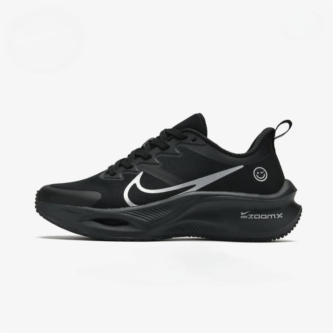 Nike sneakers black
